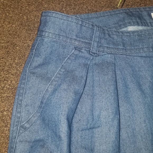 Forever 21 Short - Picture 2 of 4